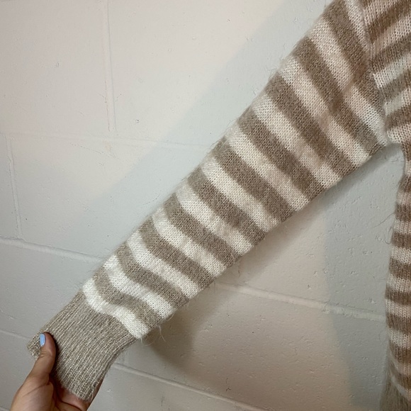American Eagle Sweater Tan Cream Stripe Fuzzy Soft V-Neck Size Medium - Picture 4 of 9